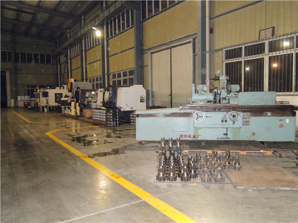 生產(chǎn)設(shè)備-蝸輪減速機(jī)車(chē)間實(shí)拍